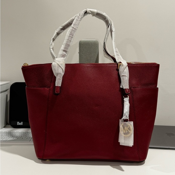 Brand New Michael Kors Jet Set - Picture 3 of 13